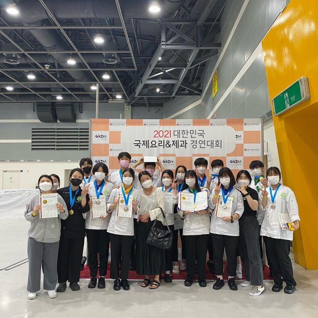 성주 명인고 학생들이 2021 대한민국 국제요리＆제과경연대회에서 받은 상장과 메달을 들어보이고 있다. 명인고 제공