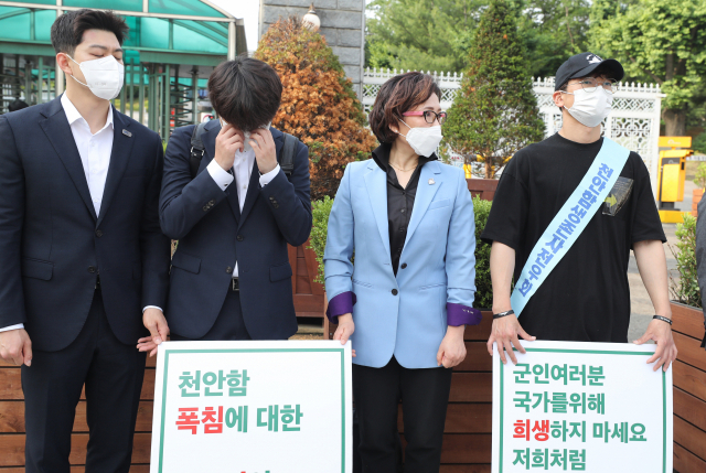 국민의힘 이준석 당대표 후보가 9일 오전 서울시 용산구 국방부 앞에서 시위를 벌이고 있는 천안함 희생자 유가족을 방문, 시위에 동참하며 유가족과 대화를 나누다 눈물을 닦고 있다. 연합뉴스