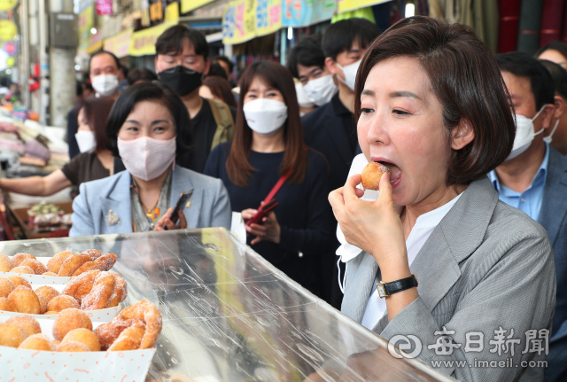 나경원 국민의힘 당 대표 후보가 9일 대구 서문시장을 찾아 도넛을 맛보고 있다. 성일권 기자 sungig@imaeil.com