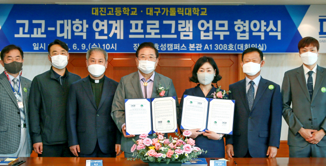 우동기 대구가톨릭대 총장(가운데)과 김희운 대진고 교장(오른쪽 세 번째) 등 양 기관 관계자들이 협약 체결 후 기념촬영을 하고 있다. 대구가톨릭대 제공