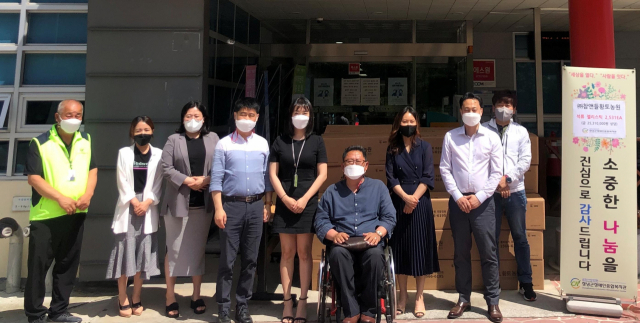 창녕 ㈜참앤들황토농원이 장애인복지관에 2천500만원 상당 후원물품을 기탁하고 기념촬영을 했다. 장애인복지관 제공