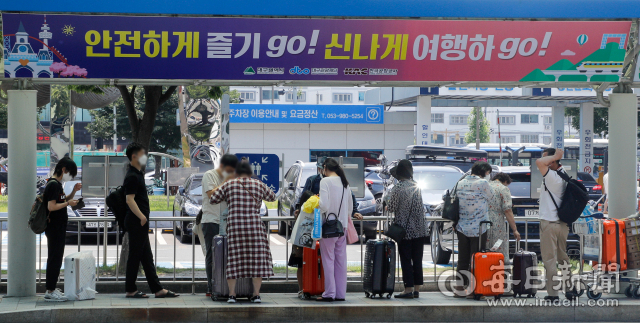 9일 오후 제주를 출발해 대구국제공항에 도착한 시민들이 승강장으로 이동해 택시를 기다리고 있다. 이르면 다음 달부터 코로나19 백신 접종을 완료한 사람들의 경우 단체 해외여행이 허용될 전망이다. 우태욱 기자 woo@imaeil.com