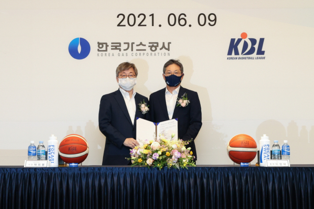 채희봉(왼쪽) 가스공사 사장과 이정대 KBL 총재가 9일 호텔인터불고 대구에서 프로농구단 인수협약을 체결했다. 한국가스공사 제공