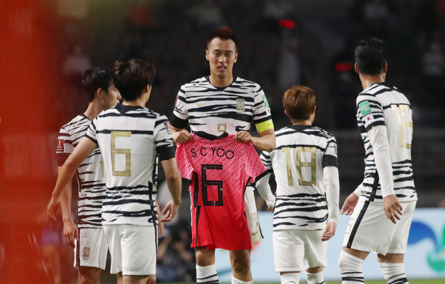 9일 고양종합운동장에서 열린 2022 카타르 월드컵 아시아지역 2차 예선 대한민국 대 스리랑카의 경기. 김신욱이 선제골을 넣은 뒤 고 유상철 전 인천 유나이티드 감독을 추모하는 세리머니를 위해 유 전 감독의 유니폼을 들고 있다. 연합뉴스
