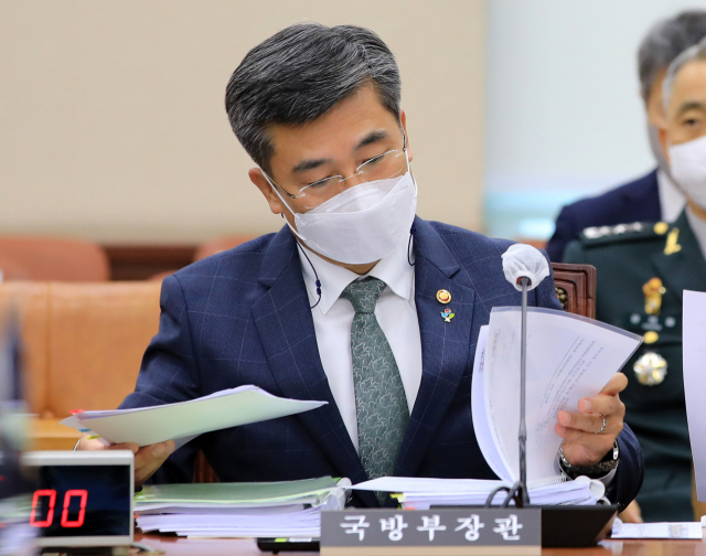 서욱 국방부 장관이 9일 서울 여의도 국회에서 열린 국방위원회 전체회의에 출석해 공군 성폭력 관련 긴급 현안보고를 준비하고 있다. 연합뉴스