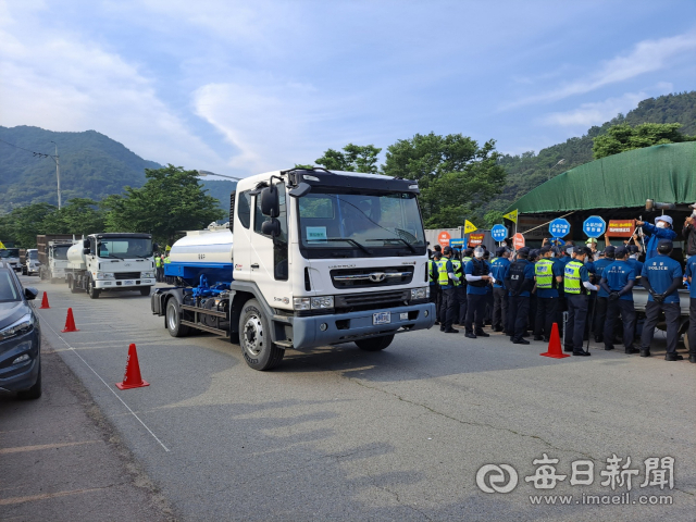 8일 오전 성주 사드 기지로 들어가는 차량들이 소성리 마을회관 앞을 지나가고 있다. 독자 제공