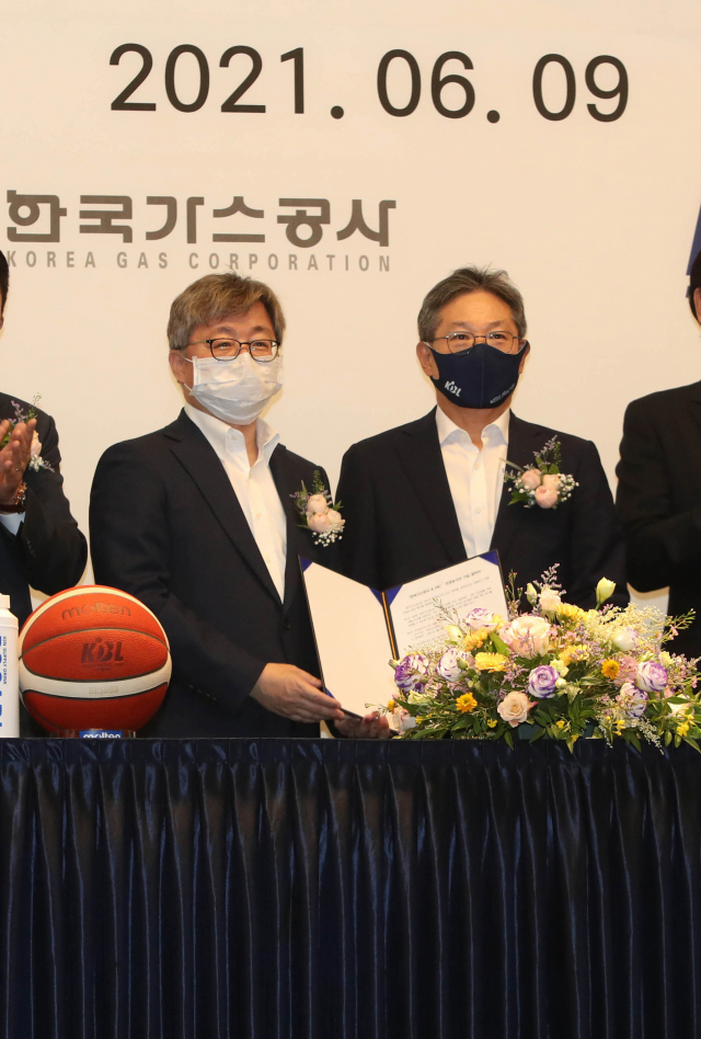 지난 9일 대구 인터불고 호텔에서 열린 한국가스공사 프로농구단 인수 협약식에서 한국가스공사 채희봉 사장(왼쪽)과 KBL 이정대 총재가 협약서에 서명 후 들어 보이고 있다. 연합뉴스