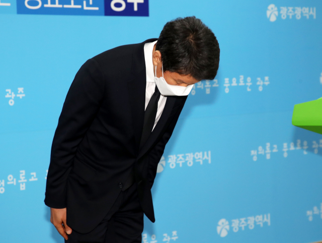 정몽규 HDC그룹 회장이 10일 오전 광주시청 브리핑룸에서 광주 철거건물 붕괴 사고 관련 기자회견하며 고개를 숙이고 있다. HDC(현대산업개발)는 전날 9명이 숨지고 8명이 다친 사고 발생지인 주택재개발 정비사업의 시공사다. 연합뉴스