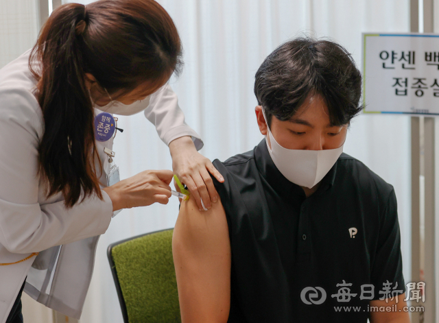 한 번만 맞아도 되는 얀센 백신 접종이 30세 이상 60세 미만 예비군과 민방위 대원 등을 대상으로 지난 10일 시작된 가운데 대구 남구 드림종합병원에서 한 시민이 백신을 맞고 있다. 우태욱 기자 woo@imaeil.com