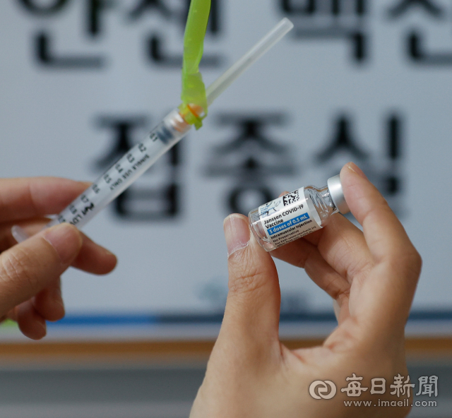 한 번만 맞아도 되는 얀센 백신 접종이 10일 시작된 가운데 대구 남구 드림종합병원에서 간호사가 얀센 백신을 확인하고 있다. 우태욱 기자 woo@imaeil.com