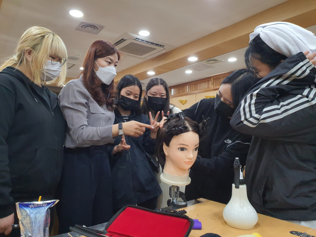 경남도립 거창대학 재학생들이 2021년 KIBE국제뷰티기능대회 작품 공모전 대회에 참가해 헤어 부분 그랑프리를 수상했다.