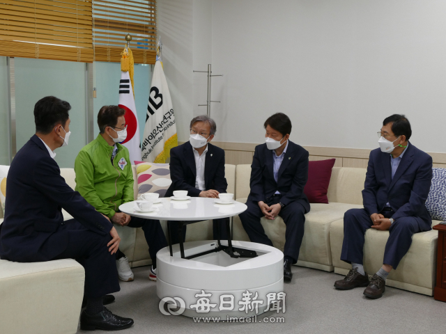 10일 경북 안동에 있는 경북바이오산업연구원에서 권칠승 중소벤처기업부 장관(가운데)이 이강덕 포항시장(왼쪽부터), 이철우 경북도지사, 권영진 대구시장, 주낙영 경주시장과 간담회를 갖고 이야기를 나누고 있다. 김영진 기자