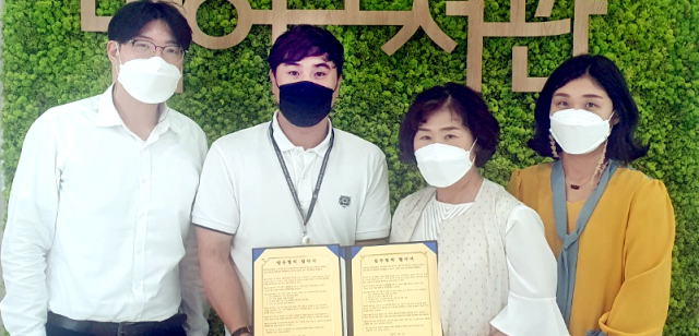 한국뇌연구원과 범어도서관이 미래 창의 교육 지원체계 구축 및 과학문화 확산 활동을 위한 MOU를 체결하고 있다. 범어도서관 제공