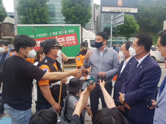 국민의힘 중앙재해대책위원장인 정희용 의원(고령성주칠곡)이 10일 광주 건물 붕괴사고 현장을 찾아 사고수습 상황을 점검하고 있다. 정희용 의원실 제공