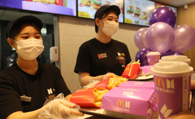 동원그룹이 한국맥도날드 인수에 나섰다. 한국맥도날드가 매물로 나온 것은 이번이 두 번째다. 서울 맥도날드 코엑스몰점에서 맥도날드 크루 모습. 연합뉴스
