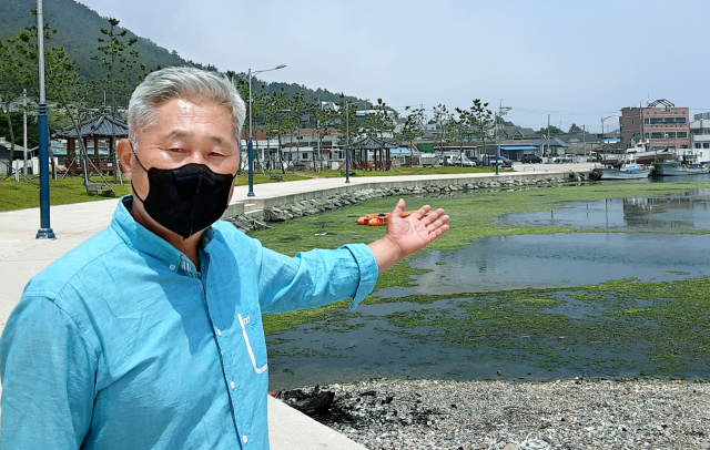 국방부 공무원 생활을 하다 조기 퇴직하고서 2018년 고향으로 돌아온 포항 송라면 방석2리 어촌뉴딜 300사업 사무국장이 향후 사업 계획을 설명하고 있다. 이상헌 기자