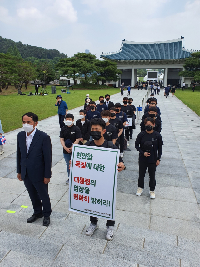 천안함 피격 당시 함장이었던 최원일 예비역 대령(왼쪽) 등 16명의 생존 장병이 6일 서울 동작구 국립서울현충원 인근에서