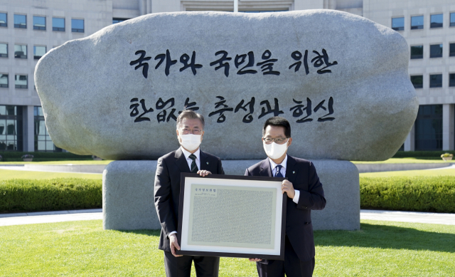 문재인 대통령이 4일 오후 국가정보원에서 새로운 국정원 원훈석을 제막한 뒤 기념촬영하고 있다. 국정원 원훈은 5년 만에
