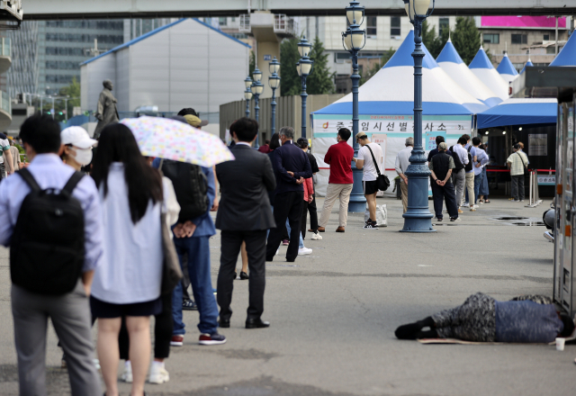 9일 오전 서울역 광장 중구임시선별검사소에서 시민들이 검사를 받기 위해 줄을 서 있다. 8일 하루 서울에서 발생한 신종 코로나바이러스 감염증(코로나19) 신규 확진자 수가 183명으로 집계됐다고 중앙방역대책본부가 이날 밝혔다. 연합뉴스