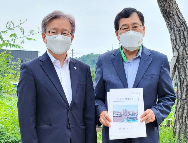 주낙영(오른쪽) 경주시장이 지난 10일 권칠승 중소벤처기업부 장관을 만나 경주 중심상가가 