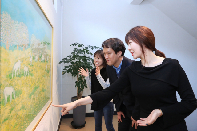 수성구청에 전시된 미술작품 대여제 작품을 직원들이 감상하고 있다. 수성구청 제공.