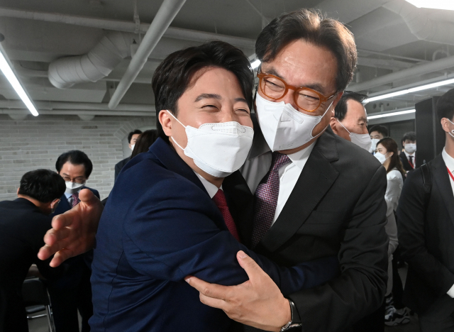 국민의힘 이준석 신임 당 대표가 11일 오전 서울 여의도 국민의힘 당사에서 열린 전당대회에서 당 대표로 당선 된 뒤 정진석 의원과 포옹하고 있다. 연합뉴스