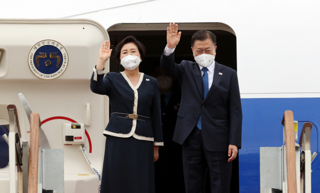 G7(주요 7개국) 정상회의 및 오스트리아, 스페인 순방을 위해 출국하는 문재인 대통령이 부인 김정숙 여사와 11일 오후 서울공항에서 공군1호기에 올라 환송 인사들에게 손을 흔들어 인사하고 있다. 연합뉴스