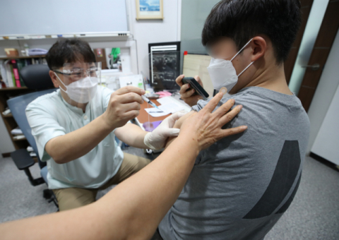 60~74세, 원하면 AZ백신 취소하고 '얀센' 잔여량 맞을 수 있다
