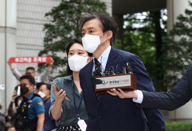 자녀 입시비리와 유재수 전 부산시 경제부시장 감찰 무마 등 혐의로 재판에 넘겨진 조국 전 법무부 장관이 11일 서초동 서울중앙지법에 출석하고 있다. 연합뉴스