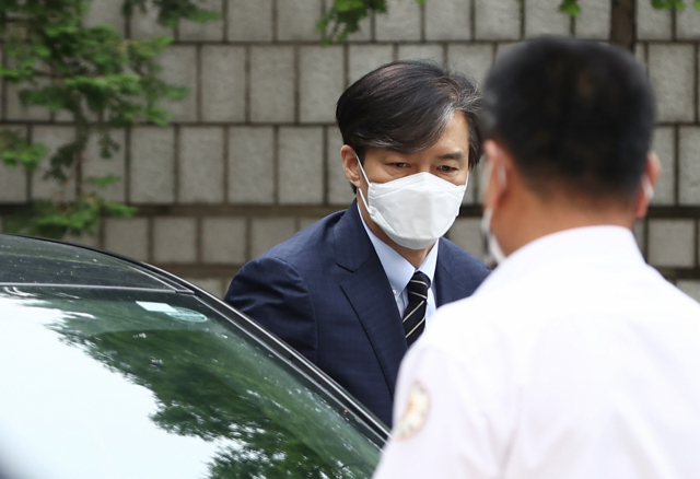 자녀 입시비리와 유재수 전 부산시 경제부시장 감찰 무마 등 혐의로 재판에 넘겨진 조국 전 법무부 장관이 11일 서초동 서울중앙지법에 출석하고 있다. 연합뉴스