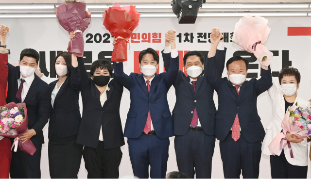 11일 서울 여의도 국민의힘 중앙당사에서 열린 전당대회에서 이준석 신임 당 대표와 최고위원들이 기념촬영을 하고 있다. 왼쪽부터 김용태 청년최고위원, 배현진, 조수진 최고위원, 이준석 당대표, 김기현 원내대표, 김재원 최고위원, 정미경 최고위원 당선자. 연합뉴스