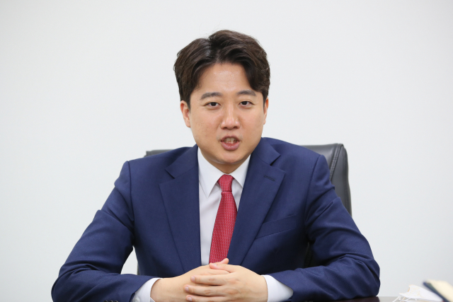 국민의힘 이준석 새 대표가 서울 여의도 중앙당사에서 연합뉴스와 인터뷰하고 있다. 연합뉴스