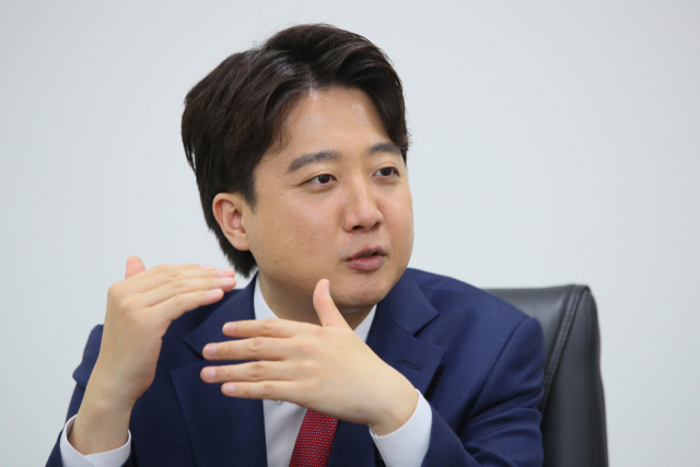 국민의힘 이준석 새 대표가 서울 여의도 중앙당사에서 연합뉴스와 인터뷰하고 있다. 연합뉴스