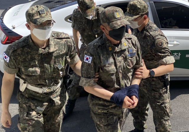 공군 부사관 성추행 피해 사망 사건 관련 2차 가해 혐의를 받는 공군 제20전투비행단 소속 노 모 준위가 서울 용산구 국방부 보통군사법원에서 열린 구속 전 피의자심문(영장실질심사)에 출석하고 있다. 연합뉴스