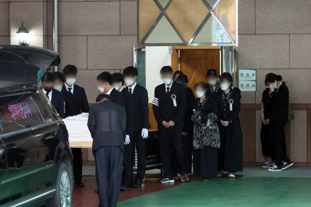 12일 오전 광주 동구 조선대학교병원 장례식장에서 철거건물 붕괴로 숨진 시내버스 승객의 발인식이 열리고 있다. 지난 9일 동구 재개발구역 철거건물이 붕괴하면서 바로 앞 정류장에 멈춘 시내버스가 매몰돼 9명이 숨지고 8명이 다쳤다. 연합뉴스