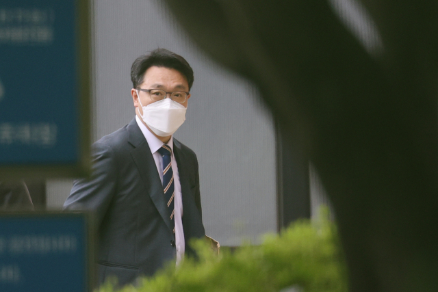 김진욱 고위공직자범죄수사처장이 11일 오전 경기도 정부과천청사 공수처로 출근하고 있다. 연합뉴스