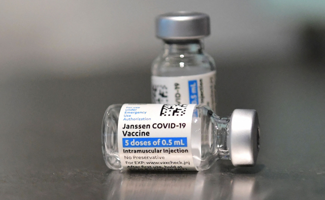 미국 식품의약국(FDA)이 대량으로 폐기될 위기에 놓였던 얀센의 신종 코로나바이러스 감염증(코로나19) 백신의 유통기한을 연장했다고 현지 언론이 10일(현지시간) 보도했다. 얀센의 모기업인 제약사 존슨앤드존슨(J＆J)은 이날 FDA가 자사 백신의 유통기한을 당초 3개월에서 4개월 반으로 연장하는 것을 승인했다고 밝혔다. 얀센 백신은 미국에서 혈전에 대한 우려로 접종을 기피해 수백만 회 분의 재고가 쌓여 있다. 사진은 얀센 코로나19 백신을 담은 용기 모습. 연합뉴스
