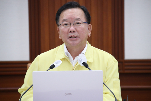 김부겸 국무총리가 13일 정부서울청사에서 열린 코로나19 대응 중앙재난안전대책본부(중대본) 회의를 주재하고 있다. 연합뉴스