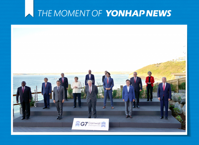 G7 정상회의 참석차 영국을 방문 중인 문재인 대통령이 12일(현지시간) 영국 콘월 카비스베이 양자회담장 앞에서 참가국 정상들과 기념사진을 촬영하고 있다. 앞줄 왼쪽부터 남아공 시릴 라마포사 대통령, 프랑스 에마뉘엘 마크롱 대통령, 영국 보리스 존슨 총리 , 문재인 대통령, 미국 조 바이든 미국 대통령. 두 번째 줄 왼쪽부터 일본 스가 요시히데 총리, 독일 앙겔라 메르켈 총리, 캐나다 쥐스탱 트뤼도 총리, 호주 스콧 모리슨 총리. 세 번째 줄 왼쪽부터 UN 안토니우 구테흐스 사무총장, 샤를 미셸 EU 정상회의 상임의장, 이탈리아 마리오 드라기 총리, 우르줄라 폰데어라이엔 EU 집행위원장. 연합뉴스