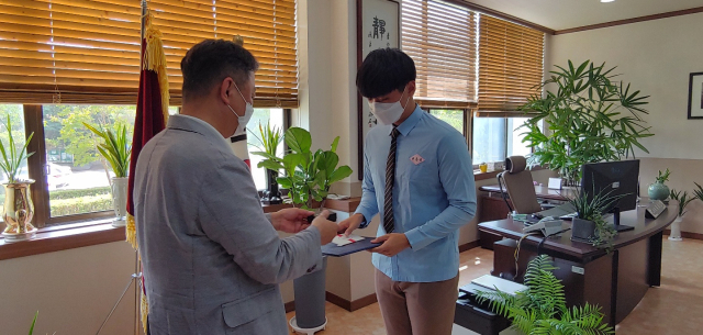 충무공 탄신 476년 기념 전국 중·고등학생 대상 호국정신 해군사랑 영화제에서 대상을 수상한 경북 구미 경구고 천준성(오른쪽) 학생. 경구고 제공