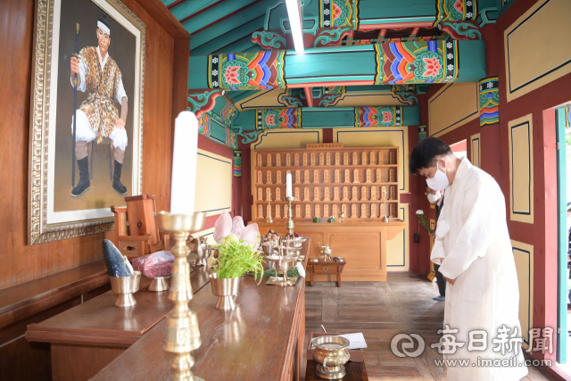 6월 13일 경북 영덕군 충의사에서 열린 신돌석 장군 순국 숭모제향에서 이희진 영덕군수가 신돌석 장군의 영정 앞에서 묵념하고 있다. 영덕군 제공
