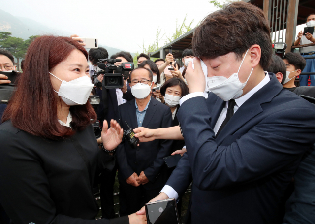 국민의힘 이준석 신임 대표가 14일 오전 대전시 유성구 갑동 국립대전현충원 천안함 46용사 묘역에서 희생자 유족을 만나 눈물을 흘리고 있다. 연합뉴스