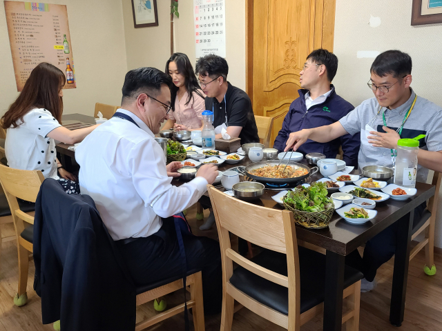 14일 강원 양양군 양양읍 한 식당에서 직장 동료들이 오랜만에 점심 식사를 함께하고 있다. 강원도는 이날 오전 0시를 기해 춘천·원주·강릉을 제외한 15개 시군에서 신종 코로나바이러스 감염증 