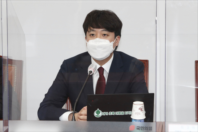 국민의힘 이준석 대표가 14일 서울 여의도 국회에서 열린 첫 최고위원회의에서 발언하고 있다. 연합뉴스