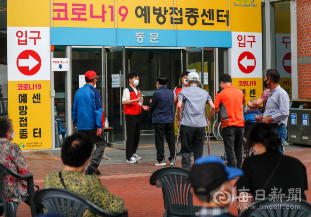 지난 14일 오후 경산시 코로나19 예방접종센터인 경산실내체육관으로 어르신들이 주사를 맞기 위해 들어가고 있다. 우태욱 기자 woo@imaeil.com