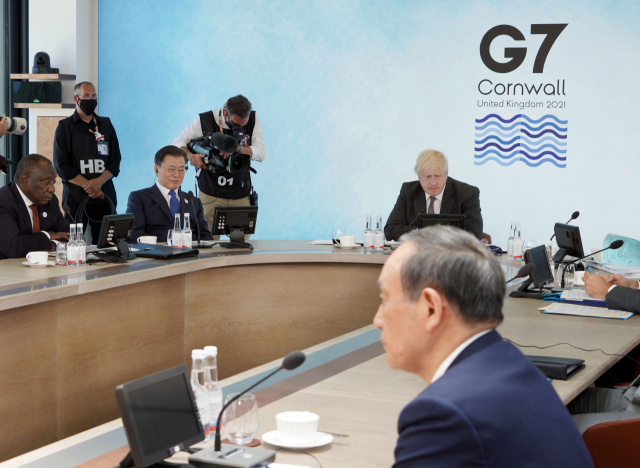 G7 정상회의 참석차 영국을 방문 중인 문재인 대통령이 13일(현지시간) 영국 콘월 카비스베이에서 열린 