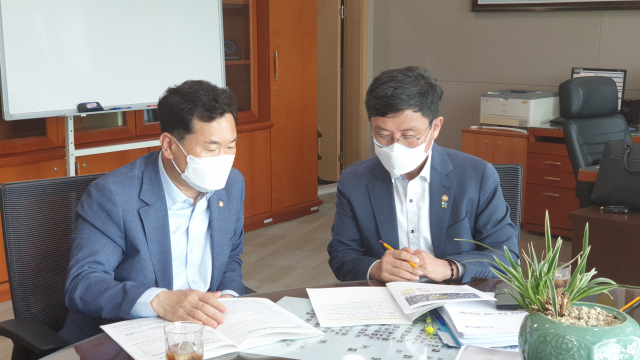 김승수 국민의힘 의원(대구 북을)이 14일 안도걸 기재부 2차관을 만나 이건희미술관 대구 유치건의문을 전달했다. 김승수 의원실 제공