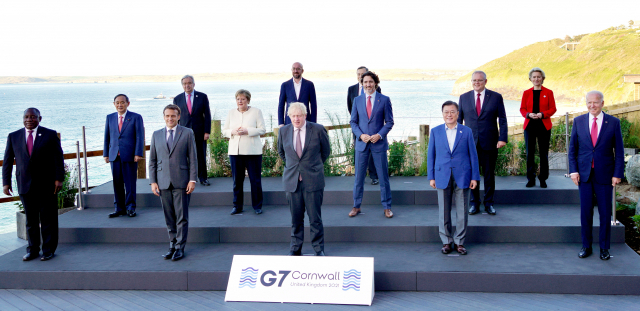 G7 정상회의 참석차 영국을 방문 중인 문재인 대통령이 12일(현지시간) 영국 콘월 카비스베이 양자회담장 앞에서 참가국 정상들과 기념사진을 촬영하고 있다. 연합뉴스