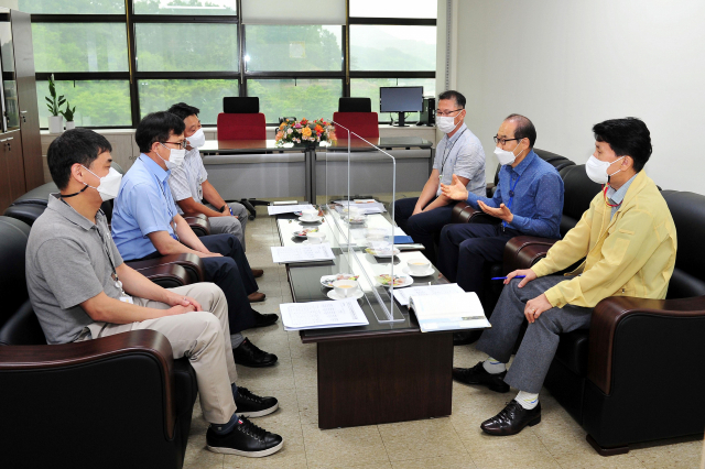 14일 군청 소통협력실에서 박성근 군위군수 권한대행이 지역활력과 담당급 공무원들과 워크아웃 미팅을 갖고 있다. 군위군 제공