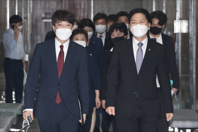 국민의힘 이준석 대표(왼쪽), 김기현 원내대표와 최고위원들이 지난 14일 서울 여의도 국회에서 열린 첫 최고위원회의에 입장하고 있다. 연합뉴스